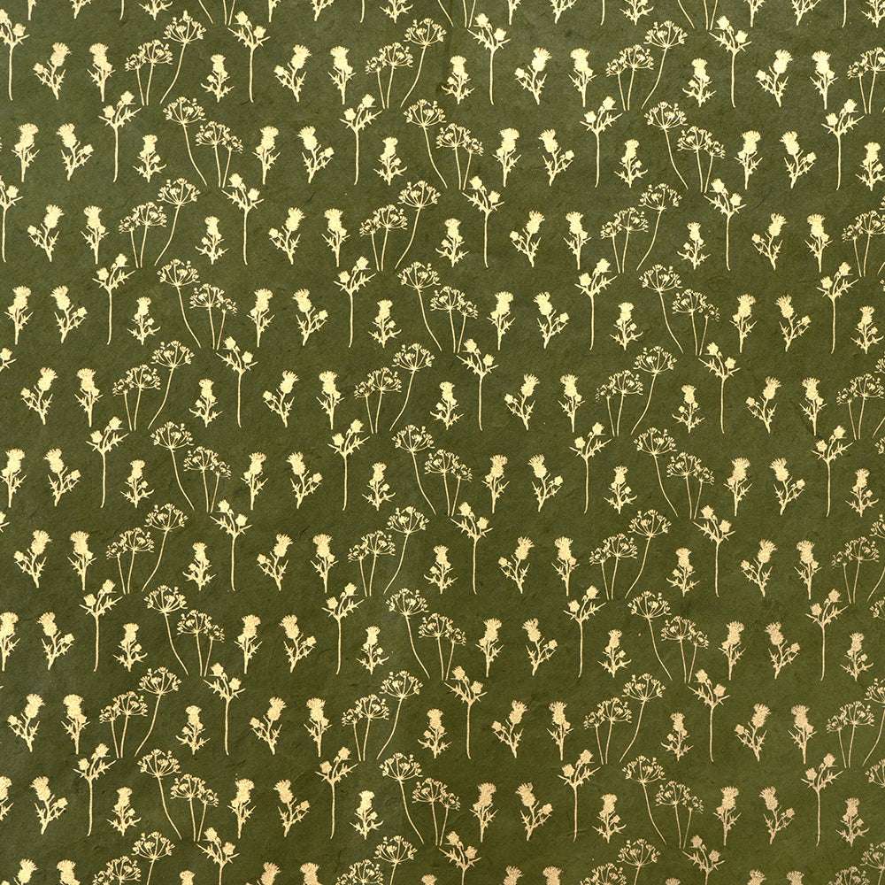 Mit seinem goldenen Blumenmuster auf grünem Hintergrund eignet sich dieses ☆ Papier perfekt zum Verpacken von Geschenken oder für kreative Projekte wie Buchbinden mit Nepali-Papier.