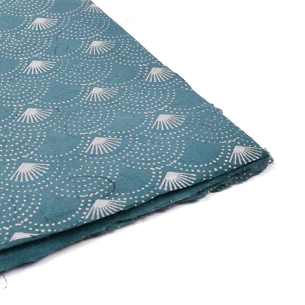 Blaugrüner Nepalpapier-Stoff von ☆ mit weiß gepunktetem Wellen- und Fächermuster. Fein säuberlich gefaltet, um die Textur zu zeigen - perfekt für Geschenkverpackungen oder Buchbindearbeiten.