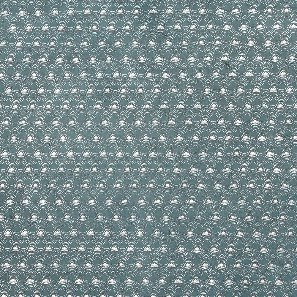 Sich wiederholendes weißes Muschelmuster auf strukturiertem hellgrünem Nepalpapier-Hintergrund von ☆-ideal für Buchbinden oder Geschenke Verpacken.