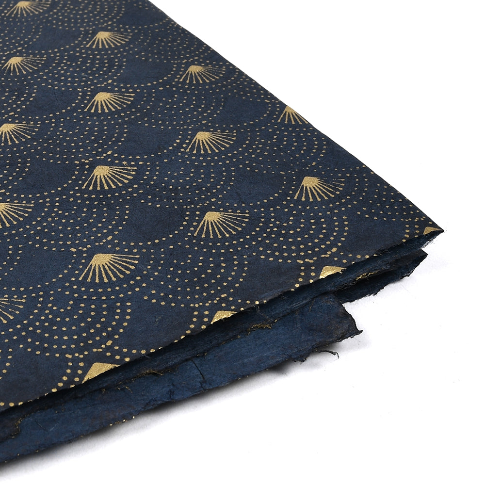 ☆ Dunkelblaues Nepalpapier mit goldenem Fächer- und Punktmuster, ideal zum Verpacken von Geschenken oder zum Buchbinden, gefaltet in einem Stapel auf weißem Hintergrund.