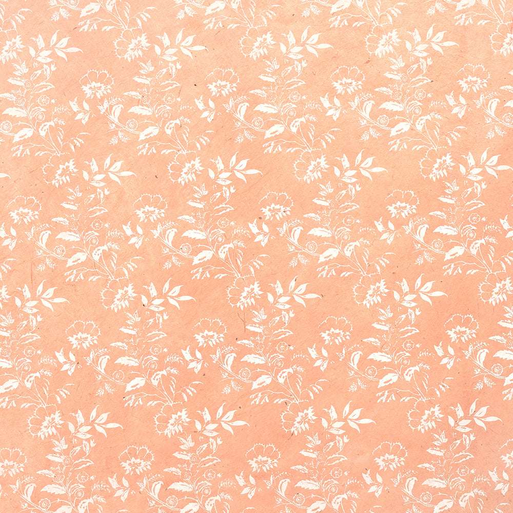 Pfirsichfarbener Hintergrund mit weißem Blumen- und Blattmuster von ☆, inspiriert von Nepalpapier - perfekt für Geschenkverpackungen oder Bucheinbände.