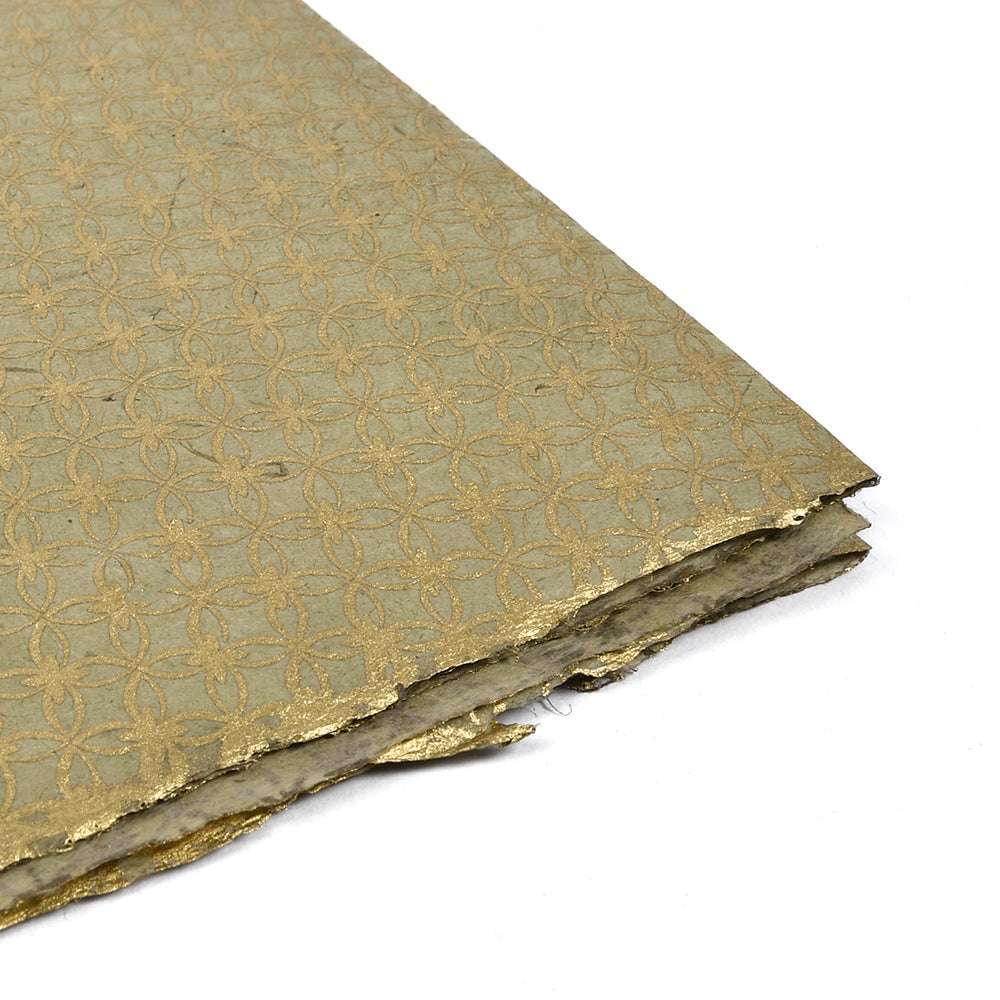 Goldgemustertes Nepalpapier von ☆ mit rauen Kanten und einem verschlungenen, sich wiederholenden geometrischen Muster - ideal für Geschenkverpackungen oder Buchbindearbeiten.
