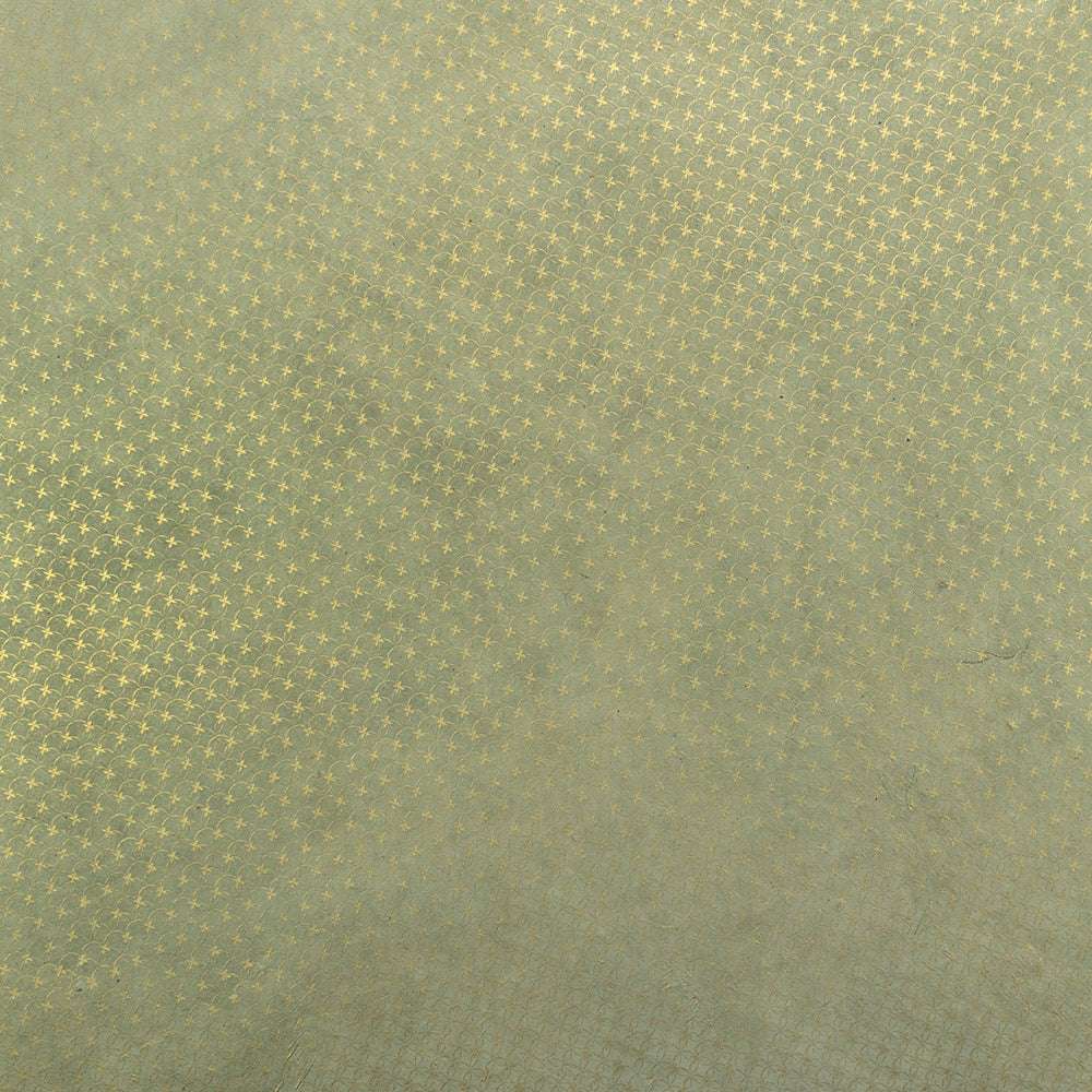 ☆ goldenes geometrisches Muster mit kleinen sich wiederholenden Formen auf einem strukturierten hellgrünen Nepalpapier-Hintergrund-ideal für Buchbinden oder Geschenkverpacken.