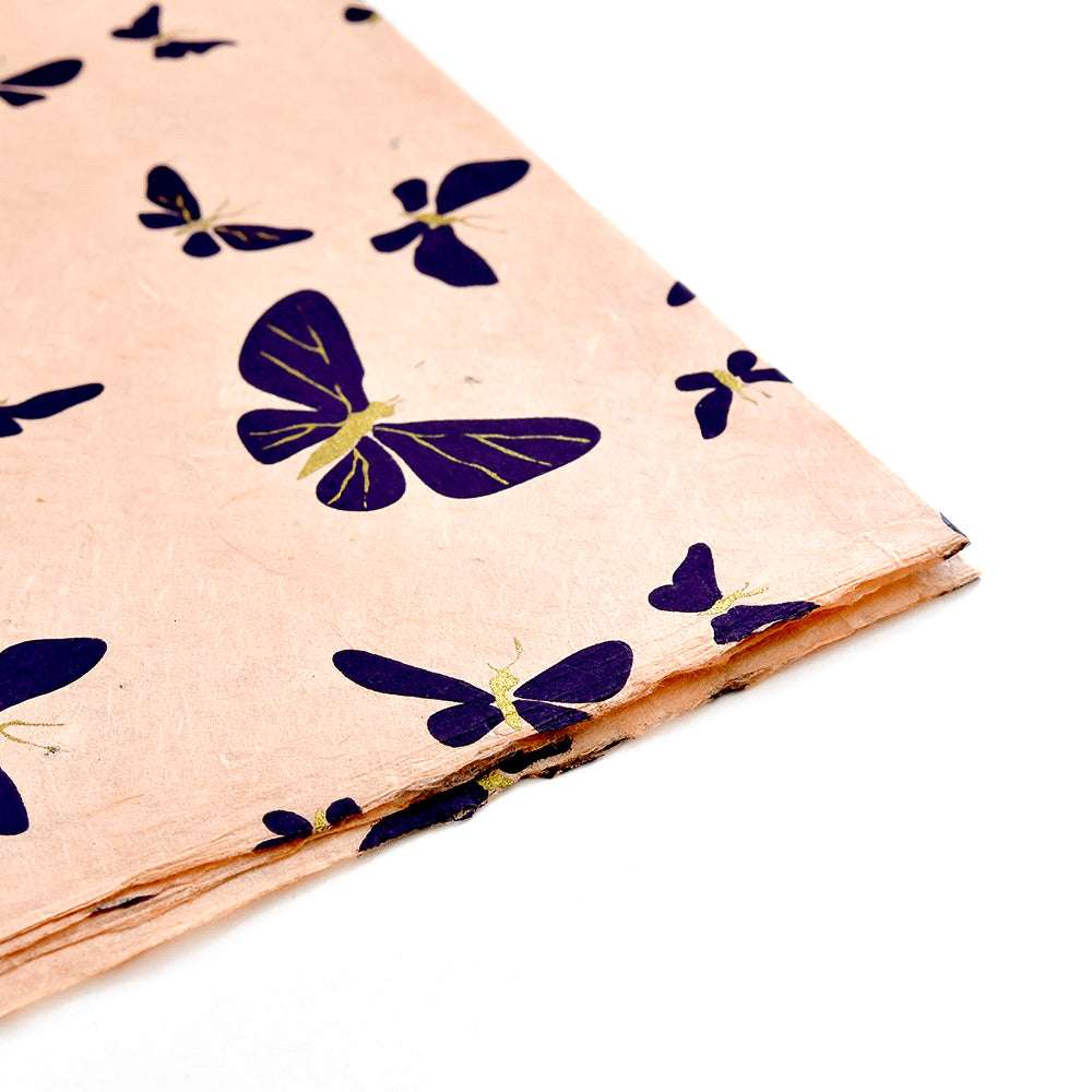 ☆'s hellrosa Nepalpapiere mit dunkelblauen Schmetterlingsdrucken, handgefertigt und auf weiß gestapelt-ideal für Geschenke Verpacken.