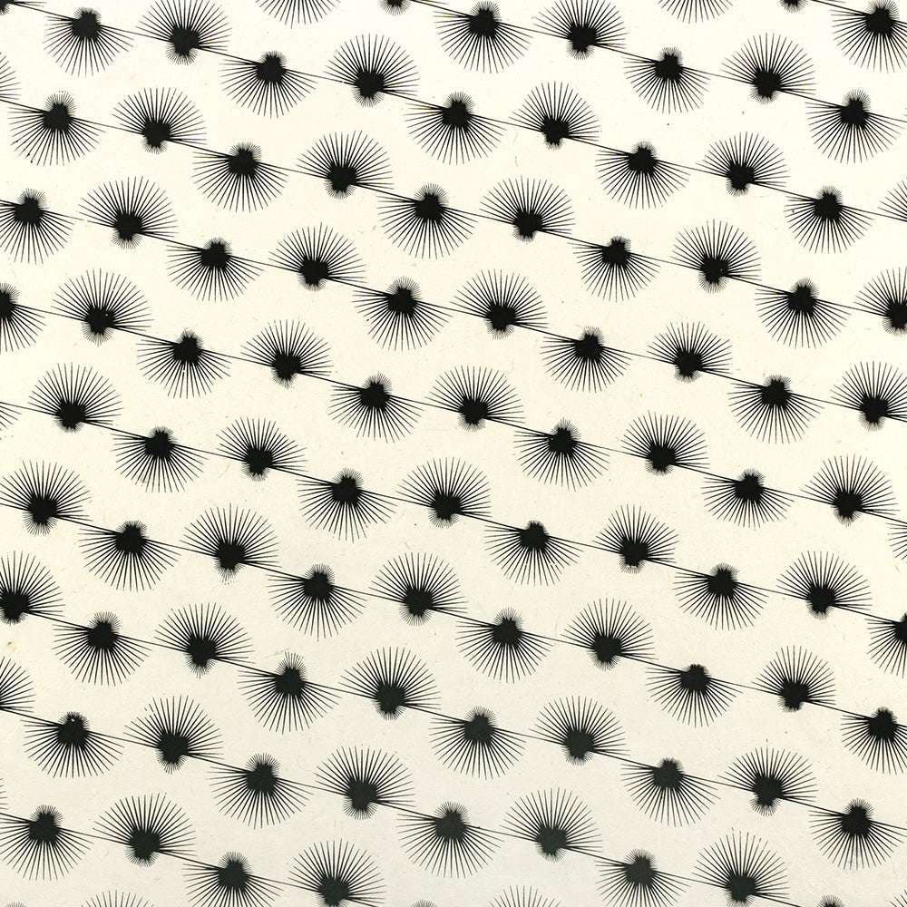 Schwarze stachelige Kreisformen bilden ein sich wiederholendes diagonales Muster auf weißem Nepalpapier von ☆, ideal für Handarbeit oder Geschenke Verpacken.
