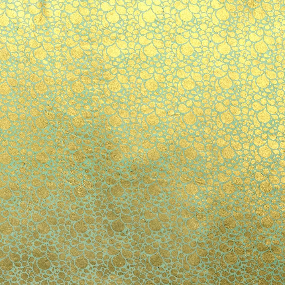 Goldene und blaugrüne Schuppen oder Blütenblattformen bilden ein schimmerndes, strukturiertes Muster - ideal für Geschenke Verpacken oder um Handarbeitsprojekten Eleganz zu verleihen. Hergestellt aus exquisitem Nepalpapier von ☆.