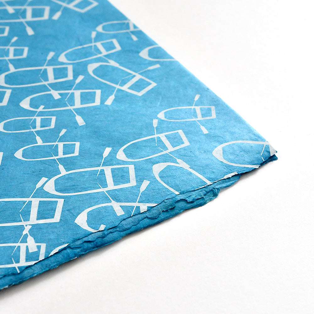Blaues Seidenpapier von ☆ mit einem weißen, sich wiederholenden Muster aus Ruderbooten und Rudern - ideal für Geschenke Verpacken oder zum Verzieren von Buchbinden-Projekten. Abgebildet auf einem weißen Hintergrund.