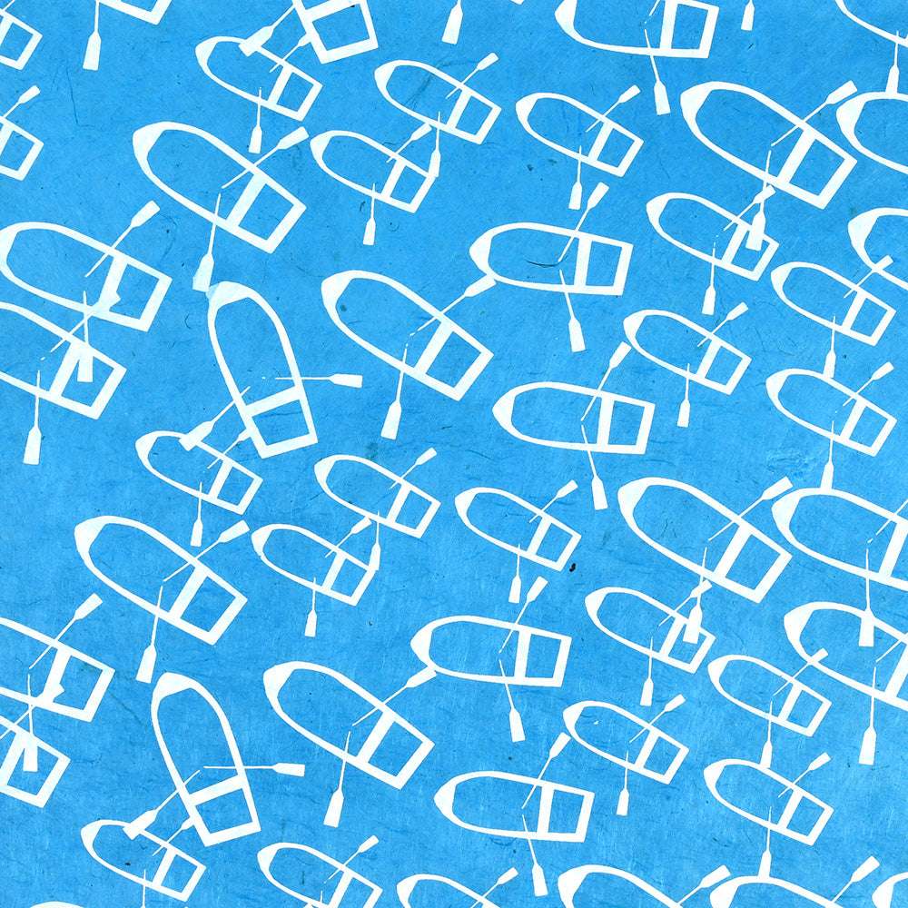 Weißes Ruderboot- und Rudermuster ziert einen strukturierten blauen Hintergrund, ideal für Buchbinden oder Geschenke Verpacken. Marke: ☆.