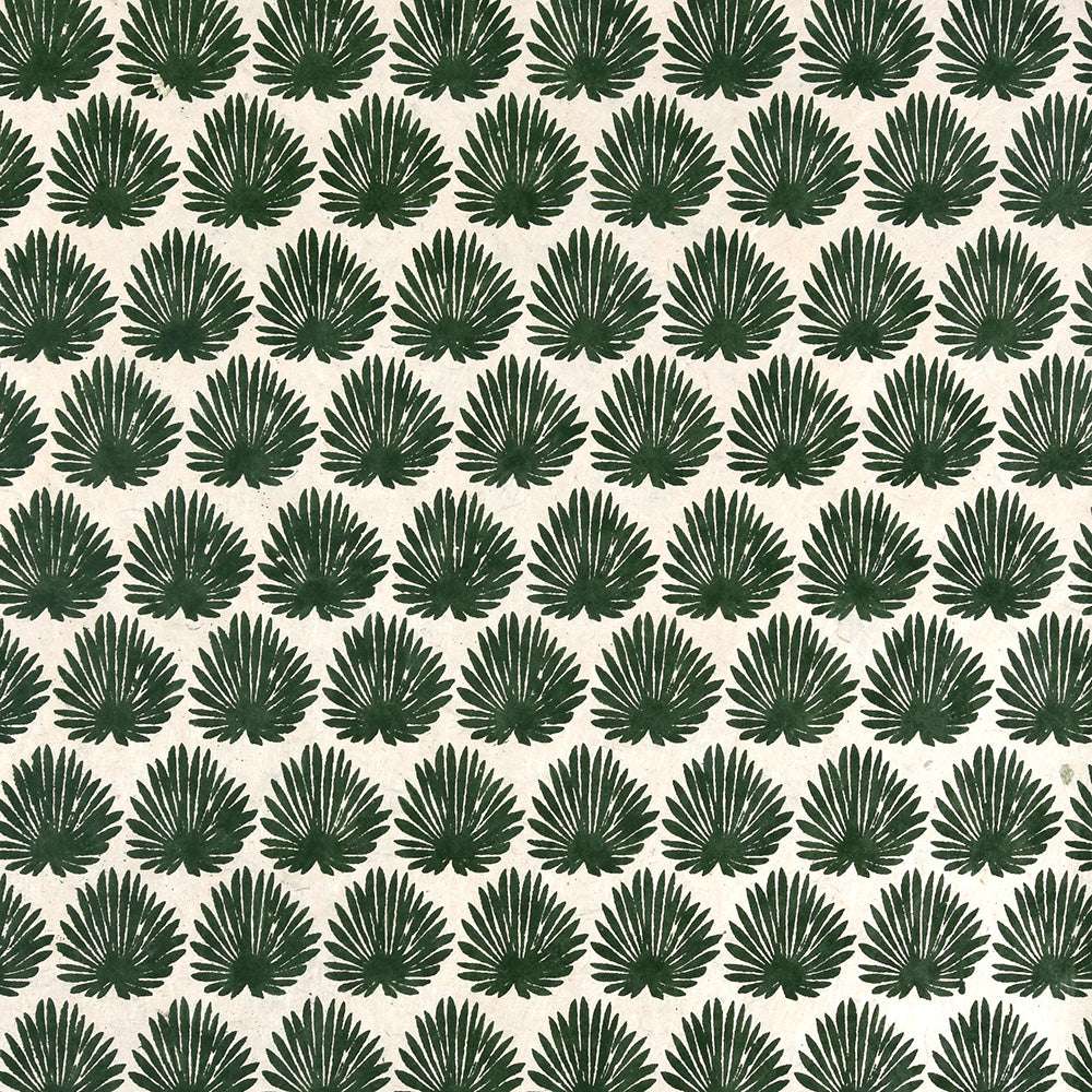 Sich wiederholendes Muster aus dunkelgrünen, fächerförmigen Blättern auf hellem Beige - perfekt für Projekte wie Geschenke Verpacken oder Buchbinden von ☆.
