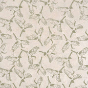 Grüne Kraniche mit ausgestreckten Flügeln schweben über einen beigefarbenen, strukturierten Hintergrund - ideal für Buchbinden oder Geschenkverpackungen mit schönen Nepalpapieren von ☆.