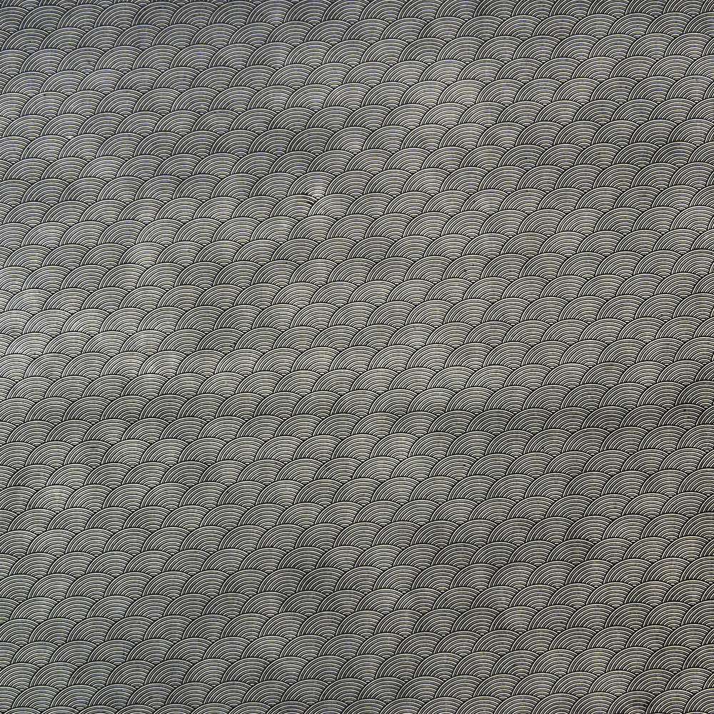 Nahaufnahme eines sich wiederholenden schwarz-silbernen Muschelmusters - sich überlappende Halbkreise - ideal für Buchbinden oder Geschenkverpacken mit elegantem Nepalpapier von ☆.