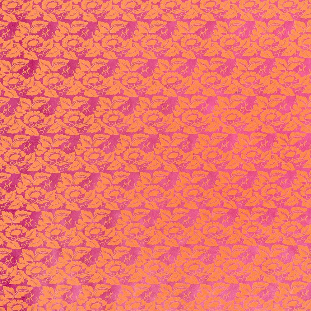 Das orange- und rosafarbene Blumenmuster mit sich wiederholenden Blättern und Blüten eignet sich hervorragend zum Verpacken von Geschenken oder um Ihren Buchbindearbeiten Nepalpapier-Charme zu verleihen.