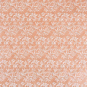 Ein weißes florales Rankenmuster wiederholt sich symmetrisch auf einem pfirsichfarbenen Hintergrund - ideal für Geschenke Verpacken oder Buchbinden mit ☆ Nepalpapieren.