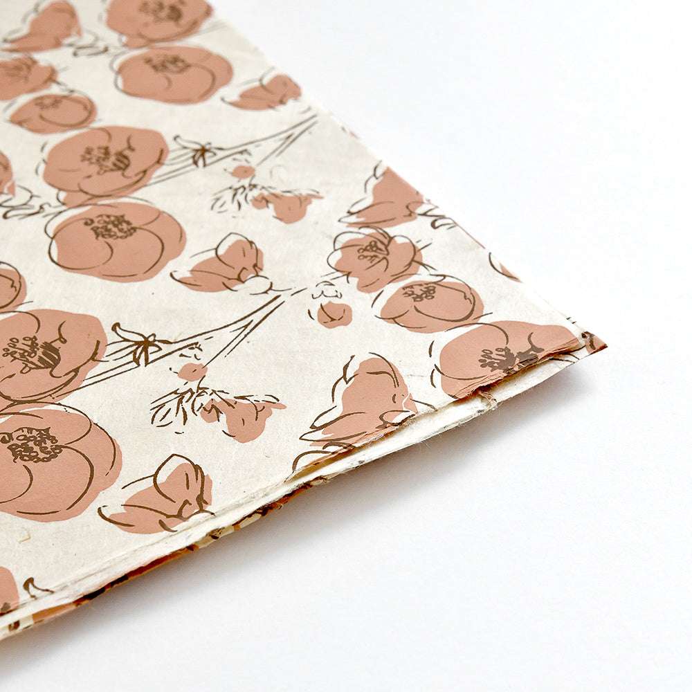 ☆ Nepalpapier mit Blumenmuster, rosa Blüten und braunen Umrissen, ideal zum Einpacken von Geschenken oder zum Buchbinden, auf einer weißen Fläche.