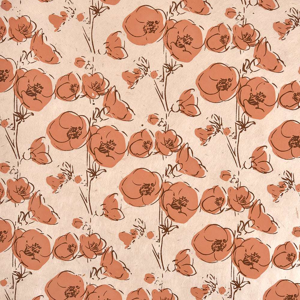 Beigefarbener Hintergrund mit sich wiederholenden großen und kleinen orangefarbenen Blumen und dünnen braunen Stielen - ideale ☆ Nepalpapiere zum Buchbinden oder Verpacken von Geschenken.