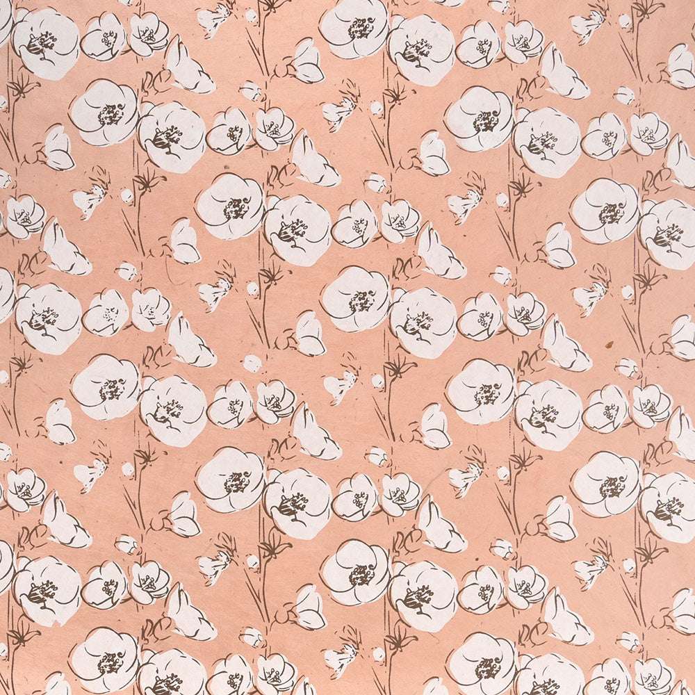 Pfirsichfarbener Hintergrund mit einem sich wiederholenden Muster aus weißen Kirschblüten und braunen Stängeln von ☆, ideal für Nepalpapier oder Geschenke Verpacken.