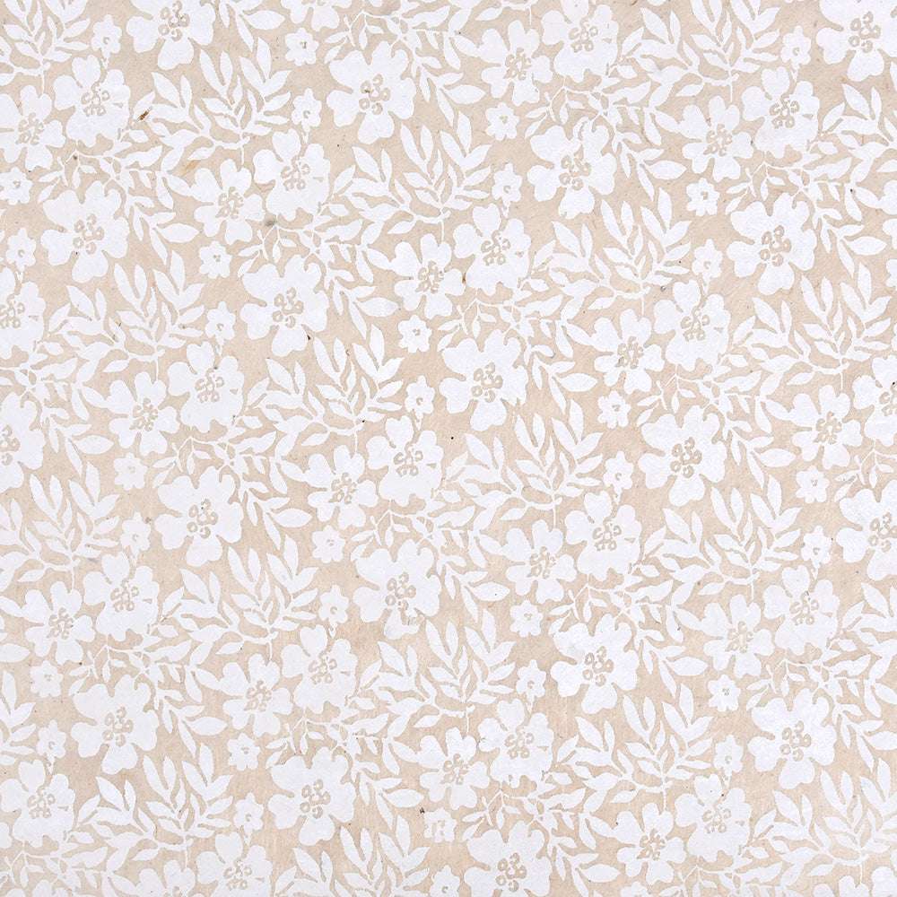 Cremefarbene Nepalpapiere von ☆ mit einem zarten floralen Muster aus weißen Blüten und Blättern auf Beige - perfekt für Buchbinden oder Geschenke Verpacken.