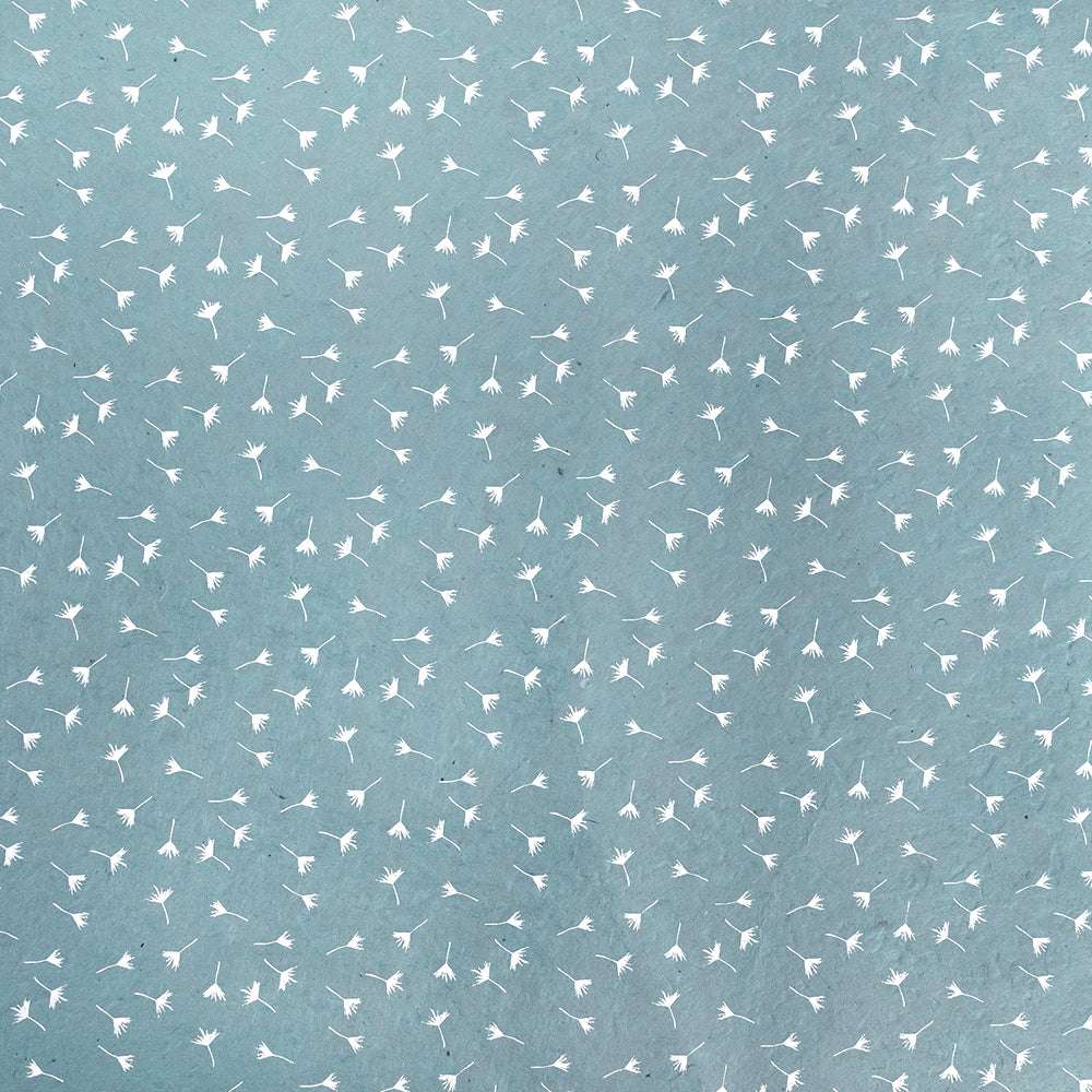 Hellblaues Nepalpapier von ☆, mit einem sich wiederholenden Muster aus kleinen weißen Löwenzahnsamen - perfekt für Buchbinden oder Geschenkverpacken.