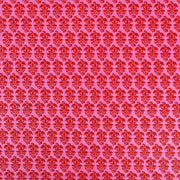 Dieses ☆ Design zeigt ein sich wiederholendes rotes Blumenmuster auf einem leuchtend rosa Hintergrund - ideal für Geschenke Verpacken oder kreative Handarbeitsprojekte.