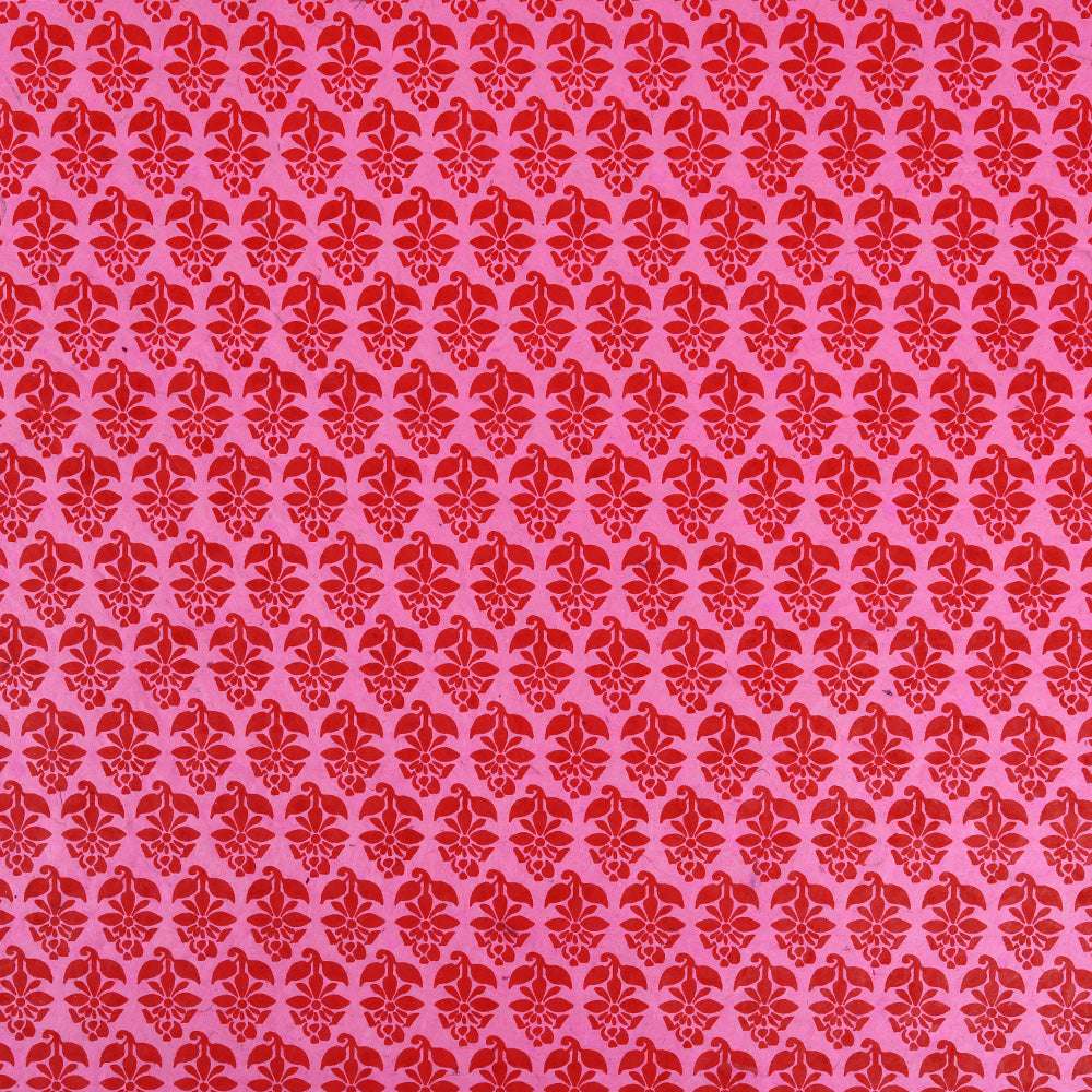 Dieses ☆ Design zeigt ein sich wiederholendes rotes Blumenmuster auf einem leuchtend rosa Hintergrund - ideal für Geschenke Verpacken oder kreative Handarbeitsprojekte.