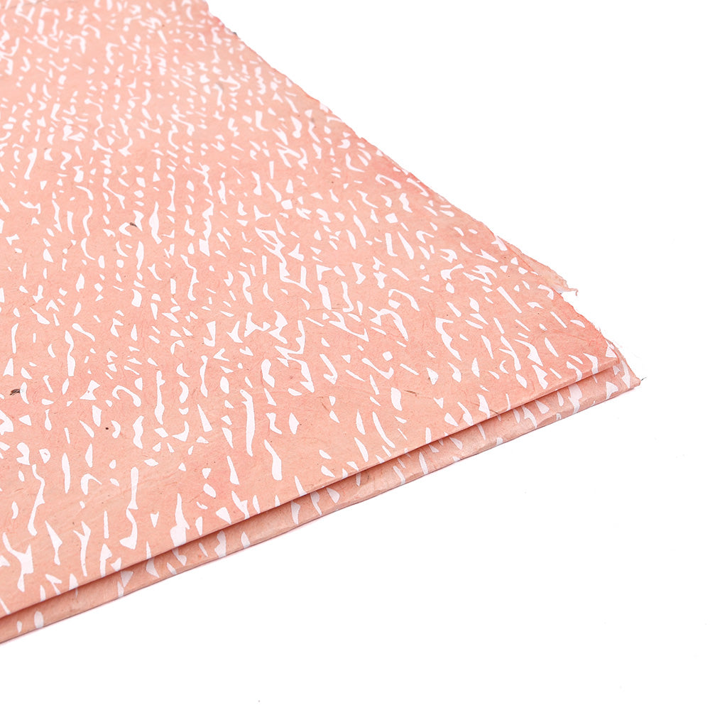 Gefaltetes rosafarbenes Nepalpapier von ☆ mit einem weißen unregelmäßigen Strichmuster auf weißem Hintergrund - ideal für einzigartige Geschenkverpackungen oder besondere Bastelarbeiten.