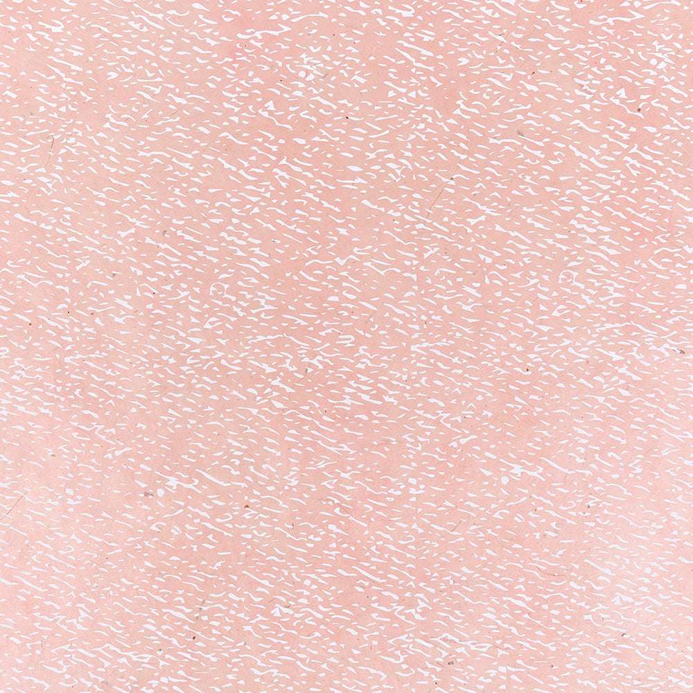 Der hellrosa Hintergrund mit verstreuten weißen Strichen erzeugt einen subtilen, strukturierten Look - ideal zum Verpacken von Geschenken oder zum Verleihen von handgemachtem Charme im eleganten Nepalpapier-Stil von ☆.