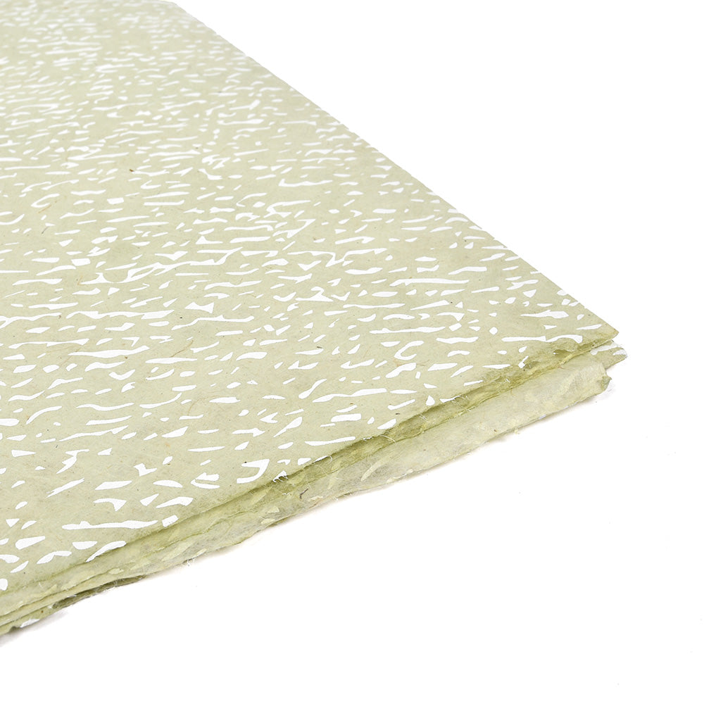 Drei Bögen ☆ blassgrünes Nepalpapier mit weißem Sprenkelmuster, ideal zum Buchbinden oder Verpacken von Geschenken, überlappen sich auf weißem Hintergrund.