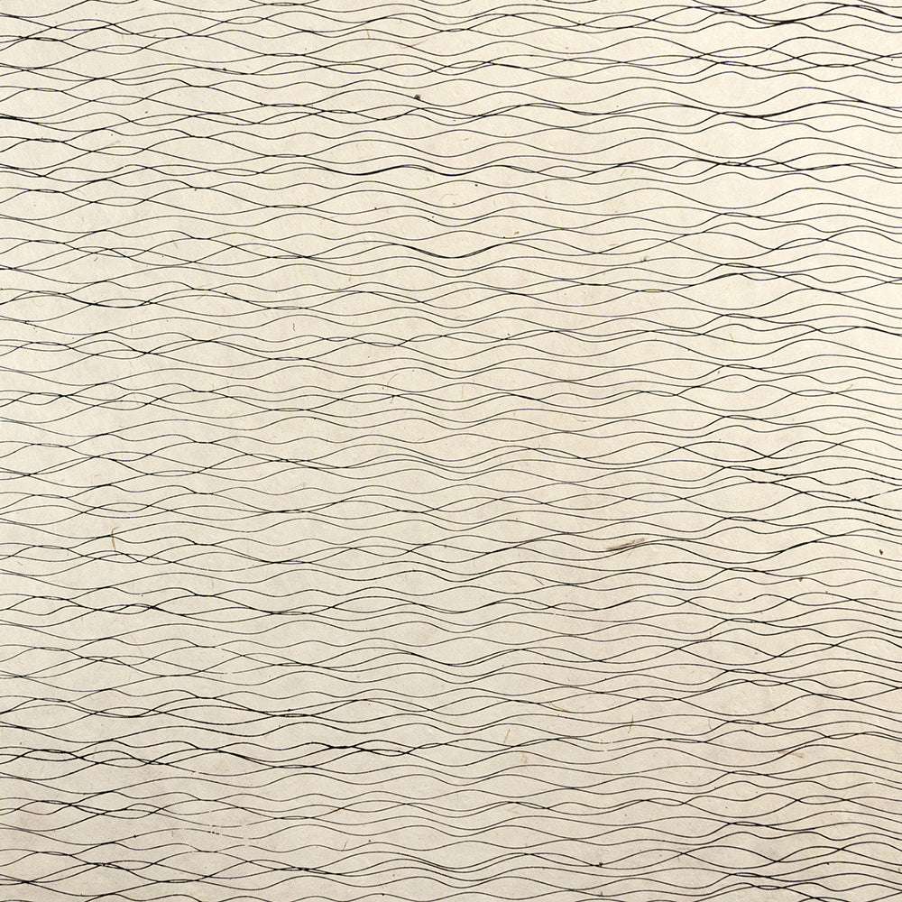 Dünne, gewellte schwarze Linien auf Beige bilden ein abstraktes, fließendes Muster - ideal für ☆'s Nepalpapier Schwingungen, Buchbindungen oder Geschenkverpackungen.