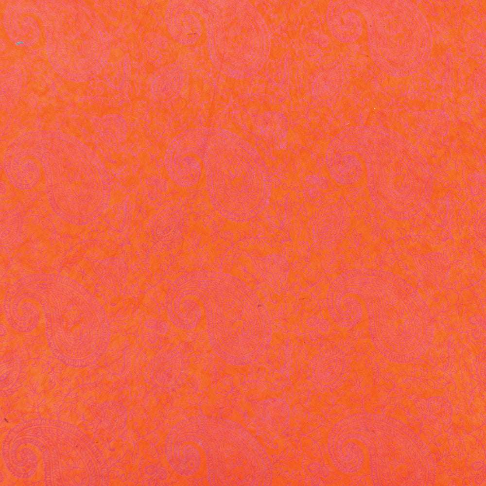 ☆ orangefarbener Stoff mit dezentem Paisleymuster in hellen und dunklen Orangetönen, ideal für Buchbinden oder Geschenkverpackungen.