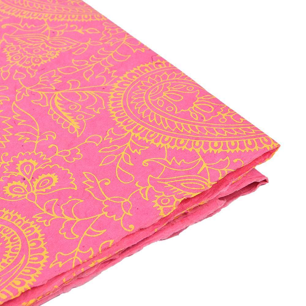 Rosa handgefertigtes Nepalpapier von ☆, mit verschlungenen gelben Blumen- und Kreismustern und einer teilweise gefalteten Ecke - perfekt zum Buchbinden oder Geschenkverpacken.