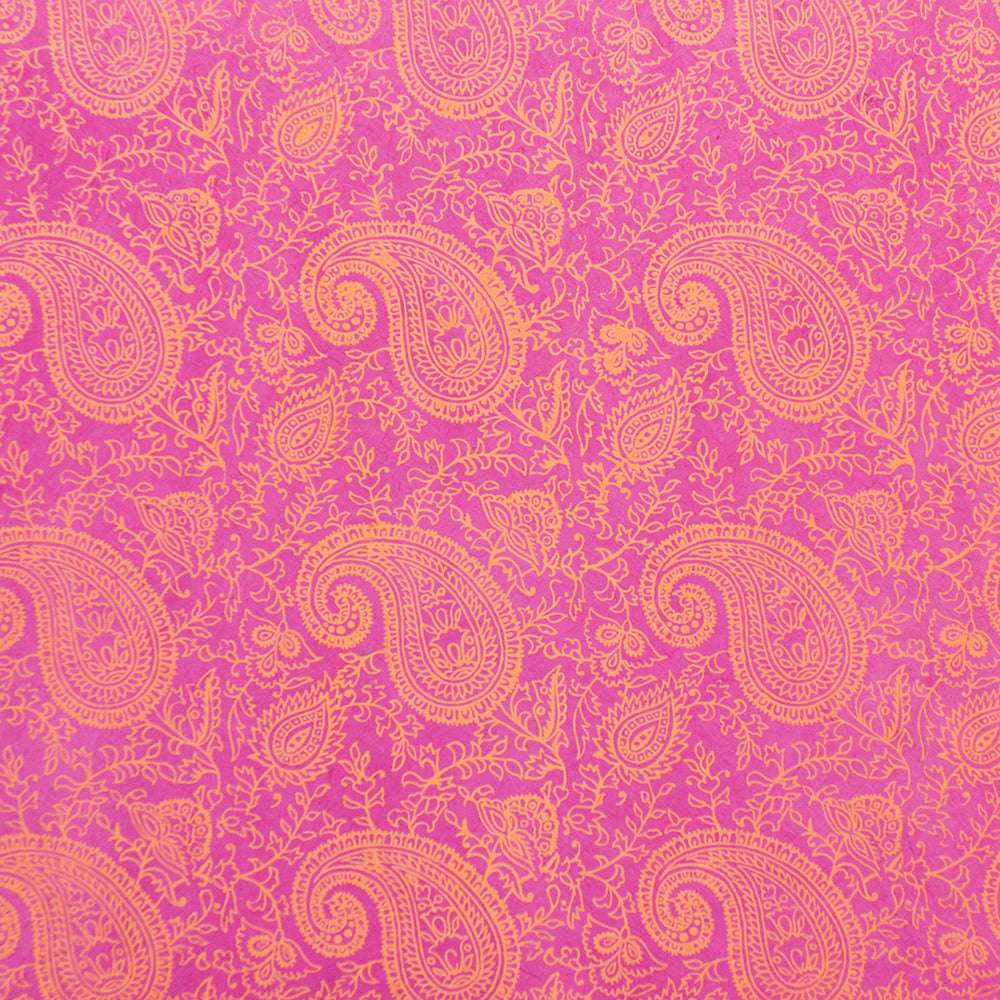 Rosa Stoff mit orangefarbenen Paisley- und Blumenmustern, ähnlich Paisley Magenta von ☆, ideal für Geschenke Verpacken oder als elegantes Nepalpapier.