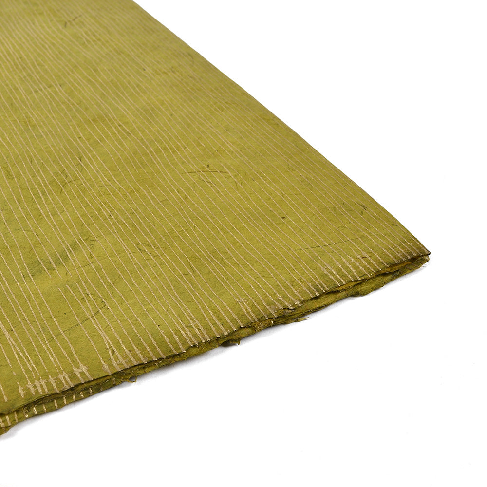 Ein strukturierter gelb-grüner Nepalpapierbogen von ☆ mit dünnen vertikalen weißen Linien auf weißem Hintergrund - ideal für Buchbinden oder Geschenke Verpacken.
