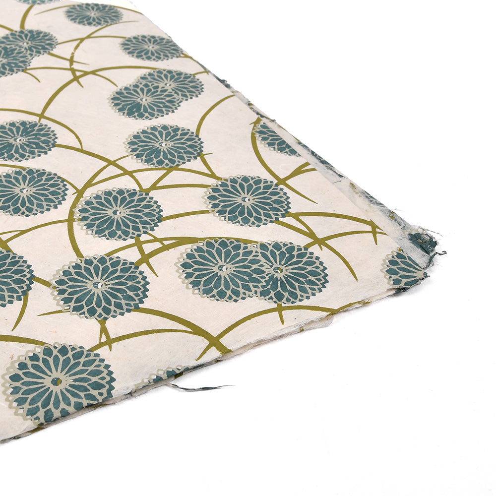 Ein dekoratives Nepalpapier von ☆, das ein blaues Blumenmuster mit grünen Stängeln auf weißem Grund zeigt - ideal zum Buchbinden oder liebevoll Geschenke verpacken.