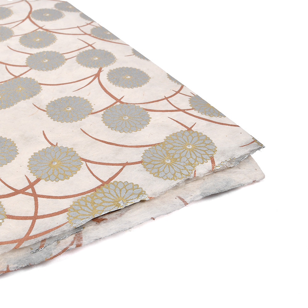 Dekorativer Nepalpapierbogen von ☆ mit goldenen Blumen und eleganten braunen geschwungenen Linien auf Weiß - ideal für Geschenkverpackungen oder Buchbindearbeiten.