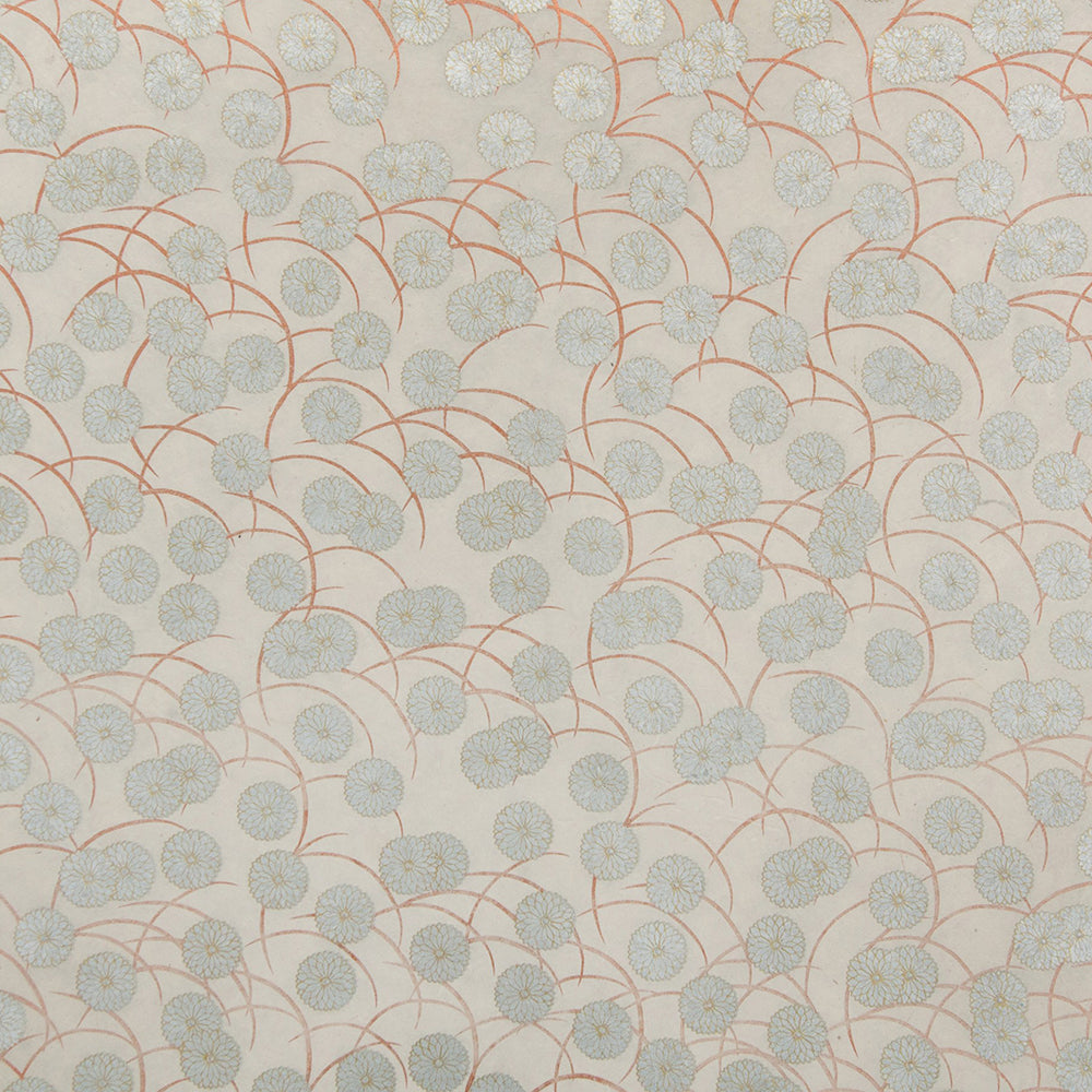 Blassblaue kreisförmige Blumen mit goldenen Zentren und roten Stielen zieren einen beigen Nepalpapier-Hintergrund - ein ☆ Design, das sich ideal für Geschenkverpackungen oder Bucheinbände eignet.