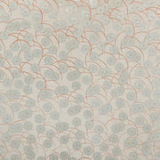 Blassblaue kreisförmige Blumen mit goldenen Zentren und roten Stielen zieren einen beigen Nepalpapier-Hintergrund - ein ☆ Design, das sich ideal für Geschenkverpackungen oder Bucheinbände eignet.