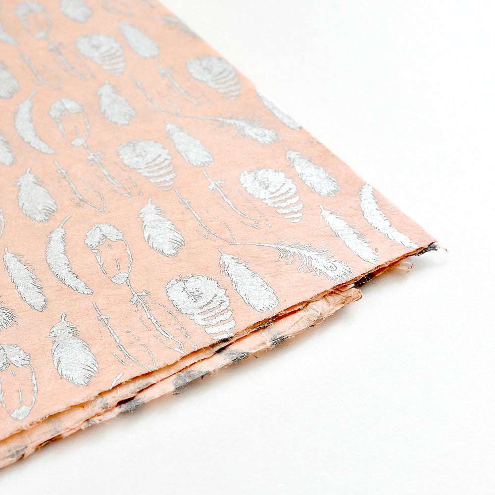 ☆ rosa handgefertigte Nepalpapiere, verziert mit silbernen Federn und Tannenzapfenmotiven, gestapelt auf weiß-ideal für Buchbinden oder Geschenke Verpacken.