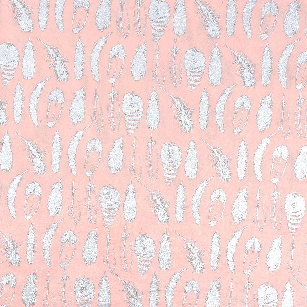 Silberne Federn und Tannenzapfen schmücken einen zartrosa Hintergrund, ideal für Nepalpapiere wie Geschenkverpackungen oder Buchbinderei. Marke: ☆.