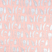 Silberne Federn und Tannenzapfen schmücken einen zartrosa Hintergrund, ideal für Nepalpapiere wie Geschenkverpackungen oder Buchbinderei. Marke: ☆.