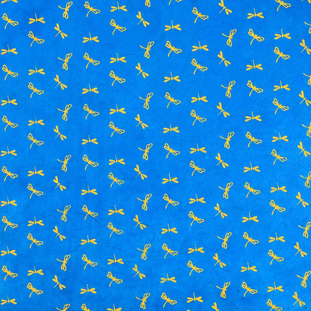Gelbe Libellen bilden ein sich wiederholendes Muster auf einem hellblauen Hintergrund - perfekt für Buchbinden oder Geschenke Verpacken mit Nepalpapieren von ☆.