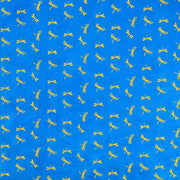 Gelbe Libellen bilden ein sich wiederholendes Muster auf einem hellblauen Hintergrund - perfekt für Buchbinden oder Geschenke Verpacken mit Nepalpapieren von ☆.