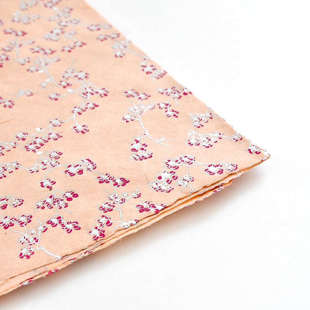 ☆ pfirsichfarbene Nepalpapiere mit zarten rosa und weißen Blumenmustern, perfekt zum Verpacken von Geschenken oder zum Buchbinden, sauber gefaltet auf weißem Hintergrund.