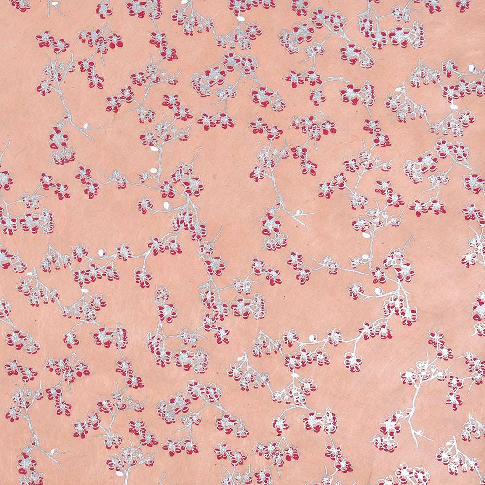 Zarte silberne Zweige und rote Beeren auf Pfirsich bilden ein sich wiederholendes Muster - perfekt für Geschenkverpackungen oder zur Aufwertung von Nepalpapieren in Buchbinderprojekten. Von ☆.
