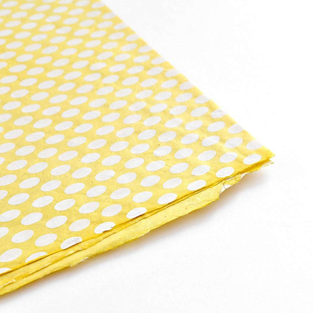 ☆ Gelbes Seidenpapier mit weißen Punkten, ideal für Geschenkverpackungen oder kreative Buchbindearbeiten, auf weißem Hintergrund.