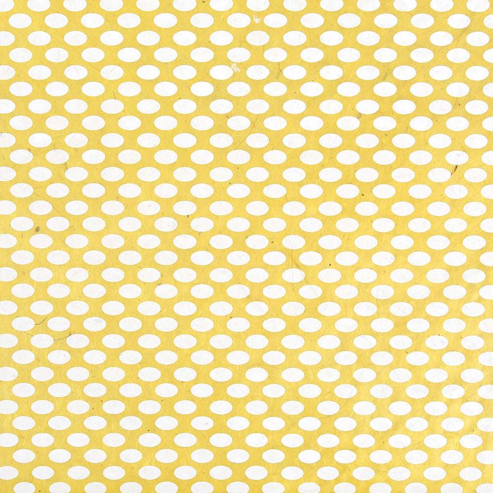 Gelber Hintergrund mit gleichmäßig verteilten weißen Tupfen in einem sich wiederholenden Muster - perfekt für Geschenkverpackungen oder um Ihren Buchbindungsprojekten Charme zu verleihen. Von ☆.