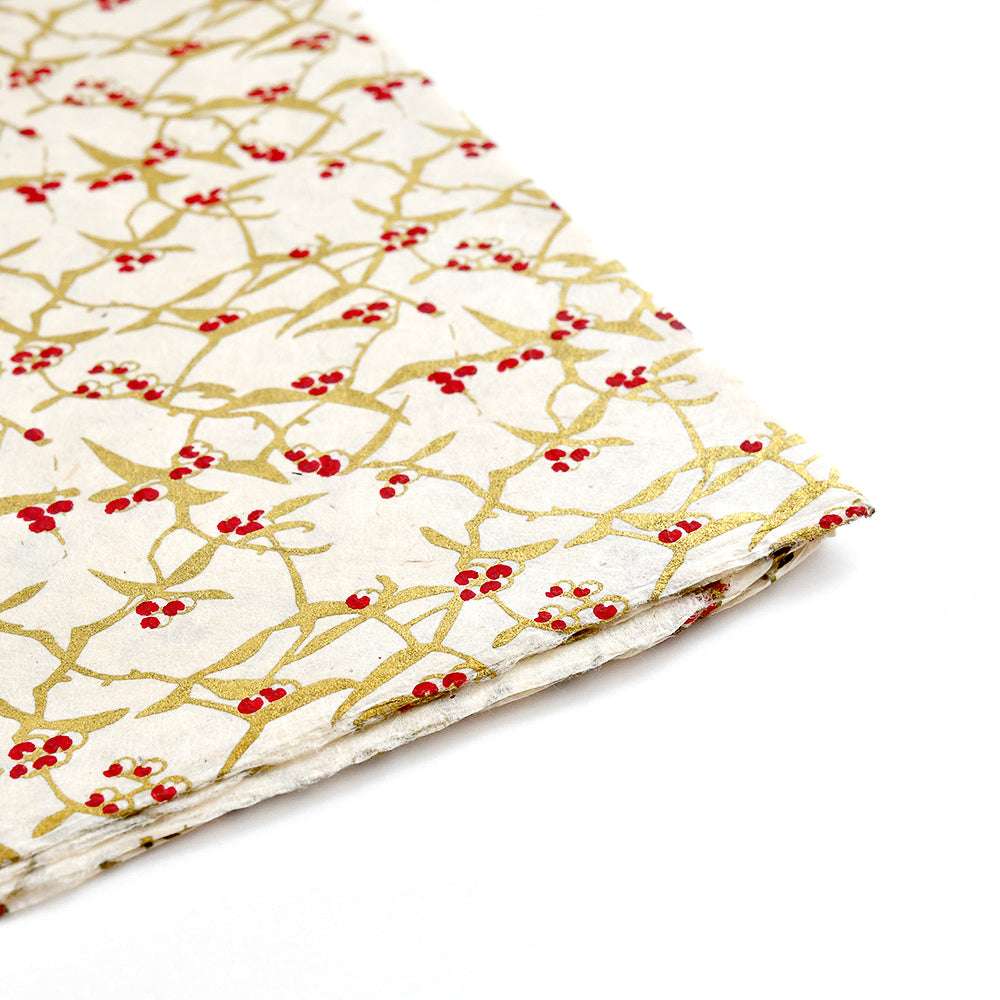 Cremefarbener Stoff von ☆ mit goldener Ranke und rotem Beerenmuster, sauber gefaltet auf weißem Grund - ideal für Buchbinden oder kreatives Geschenke Verpacken.