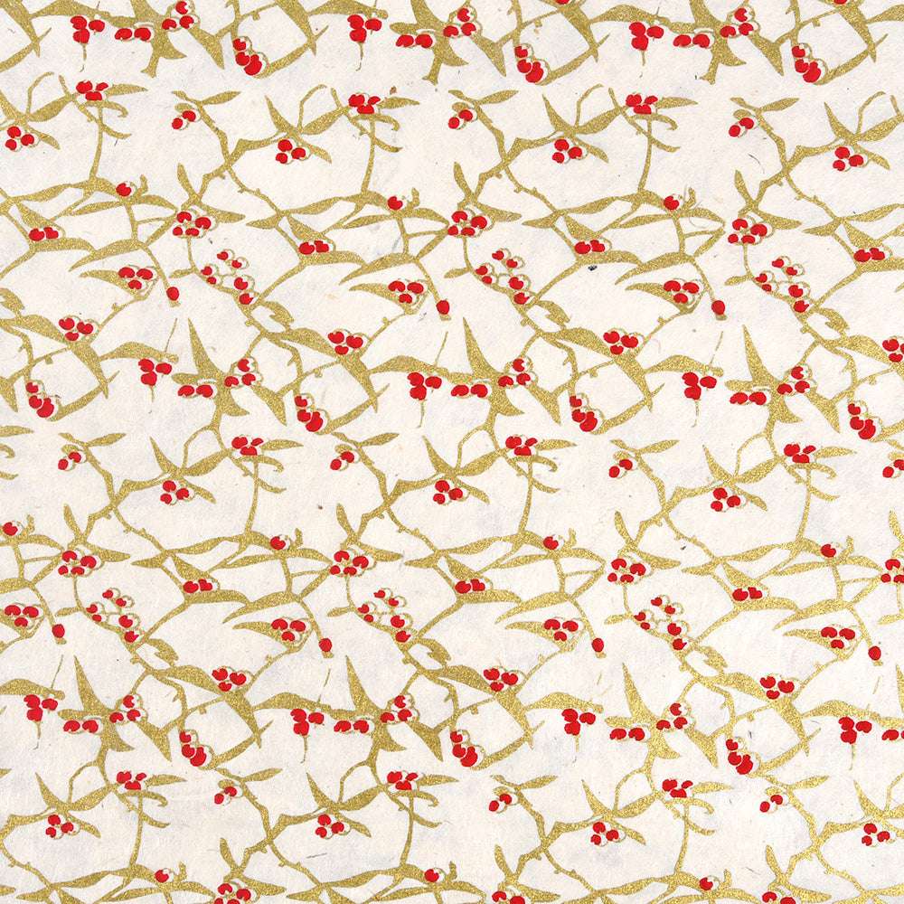 Goldene Ranken und rote Beeren wiederholen sich in einem symmetrischen Muster auf cremefarbenem Hintergrund - ideal für Buchbinden oder Geschenkverpackungen mit eleganten Nepalpapieren von ☆.