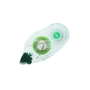 Tombow-Korrekturbandabroller aus durchsichtigem Kunststoff mit grünem Rad und grüner Spitze auf weißem Hintergrund.