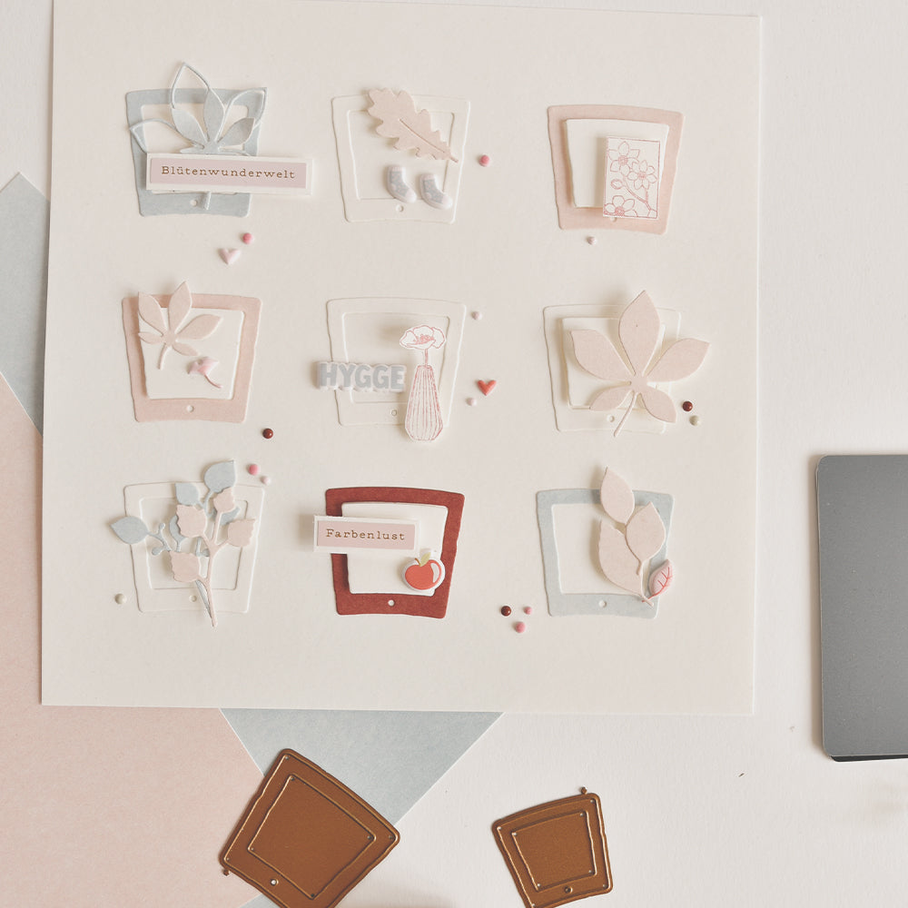 Eine Scrapbook-Seite mit pastellfarbenen Blattausschnitten, kleinen dekorativen Elementen, kreativen Aufklebern und deutschen Wörtern auf weißem und rosa Hintergrund – die perfekte Inspiration für deine Aufkleber fürs Bullet Journal oder deine Puffy-Sticker-Sammlung.