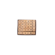Ein Mini-Stempelset aus Holzbuchstaben, die in einem Raster angeordnet sind.